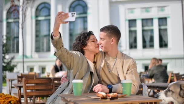 Szczęśliwa Para Pobliżu Kawiarni Robienie Selfie Całowanie Kawa Stole Ich — Wideo stockowe