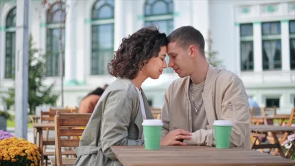 Romantyczna Para Pobliżu Kawiarni Trzymanie Się Ręce Uśmiech Zamkniętymi Oczami — Wideo stockowe