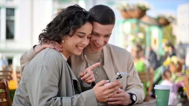 Šťastný Pár Venku Kavárny Muž Objímá Svou Ženu Dívá Telefonu — Stock video