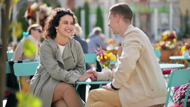 Романтична Пара Свіжому Повітрі Біля Кафе Тримаючи Руки Посміхаючись Розмовляючи — стокове відео