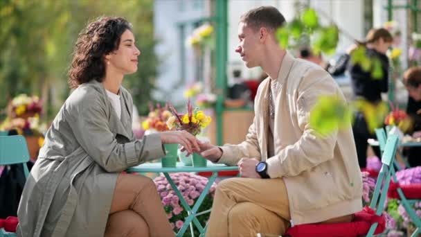 Romantyczna Para Pobliżu Kawiarni Trzymając Się Ręce Uśmiechając Się Rozmawiając — Wideo stockowe