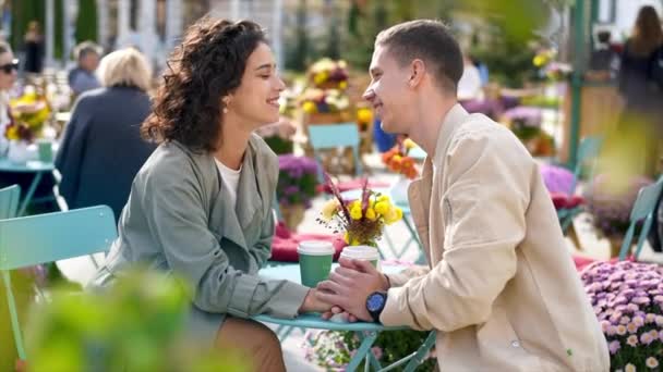 Ένα Ρομαντικό Ζευγάρι Έξω Κοντά Ένα Καφέ Κρατώντας Χέρια Φιλιά — Αρχείο Βίντεο