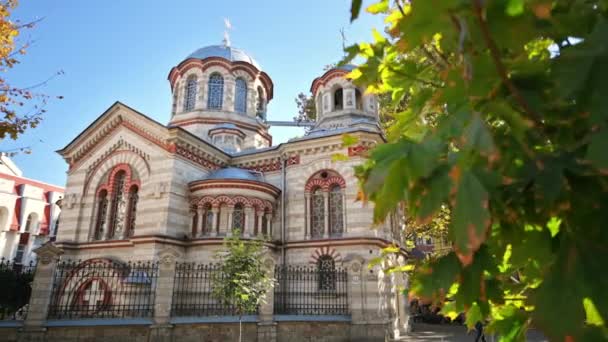 Kościół Panteleimona Kiszyniowie Mołdawia Fasada Dwór Żółknące Drzewa Wokół Niego — Wideo stockowe