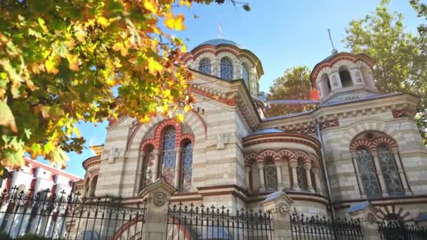 Iglesia San Panteleimón Chisinau Moldavia Fachada Corte Árboles Amarillentos Alrededor — Vídeos de Stock