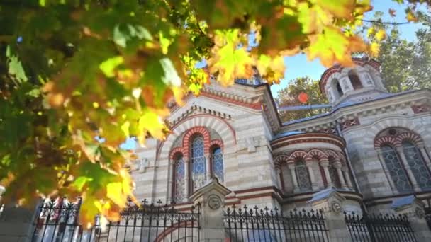 Iglesia San Panteleimón Chisinau Moldavia Fachada Corte Árboles Amarillentos Alrededor — Vídeo de stock