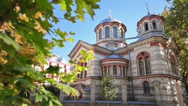 Церковь Святого Пантелеимона Кишиневе Молдова Фасад Двор Желтые Деревья Вокруг — стоковое видео