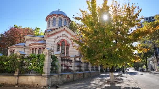 Igreja Saint Panteleimon Chisinau Moldávia Fachada Corte Árvores Amareladas Seu — Vídeo de Stock