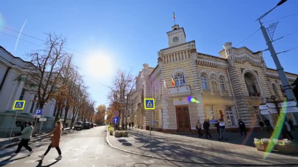 Chisinau Moldova October 2022 Street View City Downtown 市政厅里有散步的人 街上的树木泛黄 — 图库视频影像