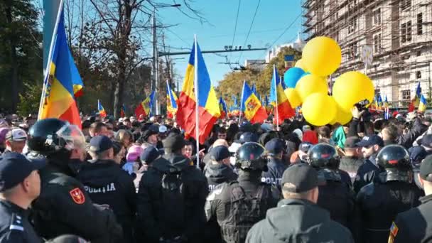 Chisinau Moldova 2022年10月 市内中心部での大規模な会議 旗を持った抗議者 — ストック動画