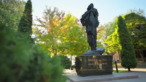 Chisinau Moldova 2022年10月 緑の木の広場にあるイオンとドイナ アルデア テオドロヴィチの記念碑 歩行者 — ストック動画