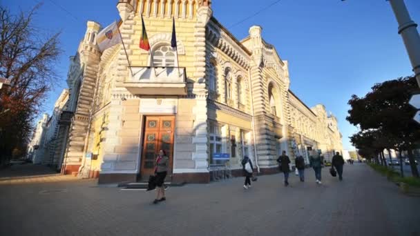 Chisinau Moldova Ekim 2022 Şehir Merkezinin Sokak Manzarası Yürüyen Insanlarla — Stok video