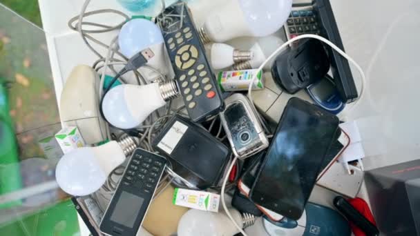 Chisinau Moldova October 2022 Trash Can Electronic Items Recycling 多个旧电话 — 图库视频影像