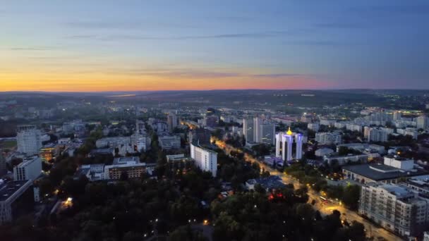 Luchtdrone Zicht Chisinau Avonds Moldavië Zicht Stadscentrum Met Voorzitterschap Parlement — Stockvideo