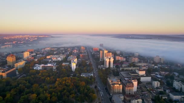 Chisinau Nun Güneş Doğarken Moldova Daki Hava Aracı Görüntüsü Sis — Stok video
