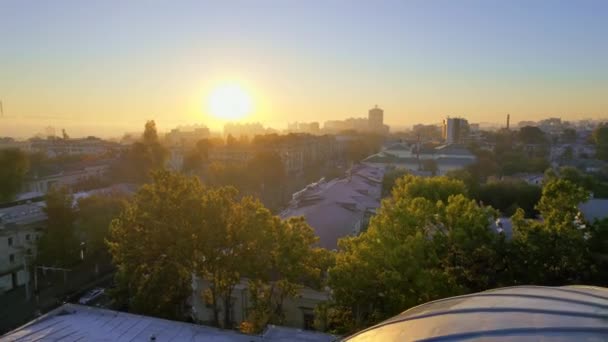 日の出にチシナウの空中ドローンビュー モルドバ 複数の建物 明るい太陽で覆われた街の中心部の眺め — ストック動画