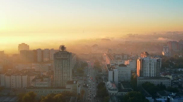 日の出にチシナウの空中ドローンビュー モルドバ 複数の建物 車で覆われた市内中心部の眺め — ストック動画