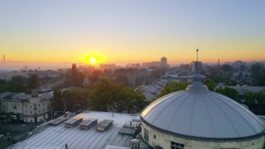 CHISINAU, MOLDOVA - ECTOBER, 2022: Chisinau 'nun güneş doğarken hava aracı görüntüsü, Moldova. Şehir merkezi sisle kaplı, birden fazla bina, yeşillik, Parlak Güneş