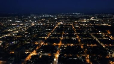 Geceleri Chisinau 'nun hava aracı görüntüsü Moldova. Şehir merkezinin birden fazla binası, hareket eden arabaları ve aydınlığı olan yolları görüntüsü