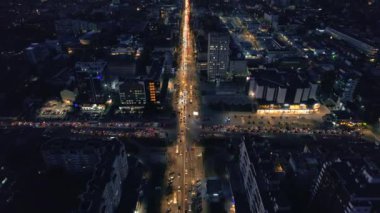 Akşam Chisinau 'nun hava aracı görüntüsü, Moldova. Ana cadde, konut ve ofis binaları, arabalı yollar ve aydınlatmalı şehir merkezi manzarası