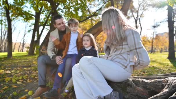 Familia Feliz Parque Otoño Madre Padre Hijo Hija Sentados Tronco — Vídeos de Stock