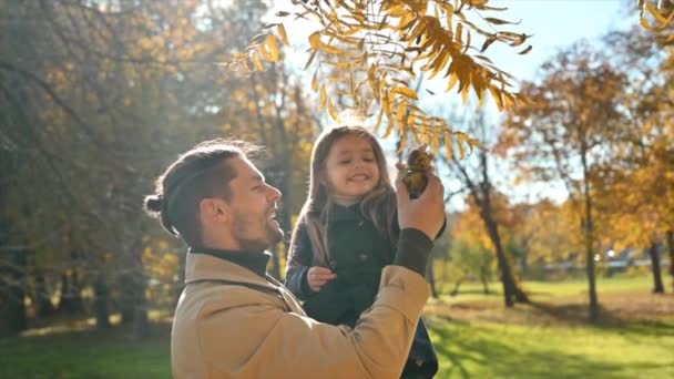 Glückliche Familie Einem Herbstlichen Park Vater Nahm Seine Tochter Den — Stockvideo