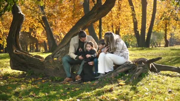 Familia Feliz Parque Otoño Madre Padre Hijo Hija Sentados Tronco — Vídeos de Stock