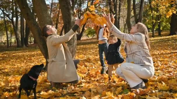Šťastná Rodina Podzimním Parku Matka Otec Dcera Syn Vyhazují Žluté — Stock video