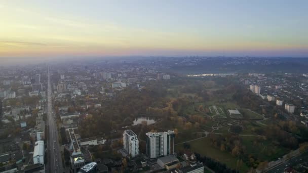 Drohnenaufnahme Von Chisinau Bei Sonnenaufgang Moldawien Blick Auf Die Stadt — Stockvideo