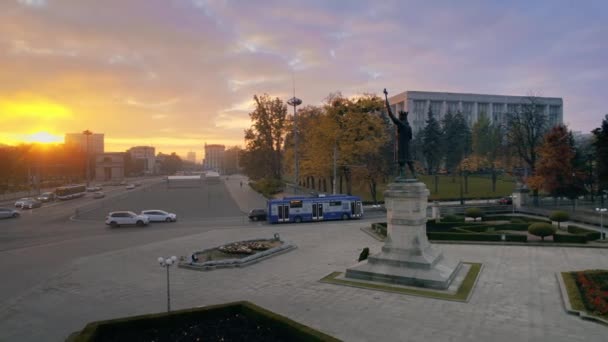 Pesawat Tak Berawak Terlihat Pusat Kota Chisinau Saat Matahari Terbit — Stok Video