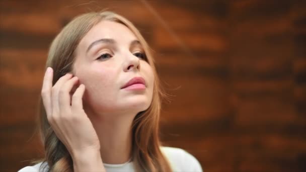 Młoda Kaukaska Kobieta Łatami Pod Oczami Patrząca Kamerę Temat Pielęgnacji — Wideo stockowe