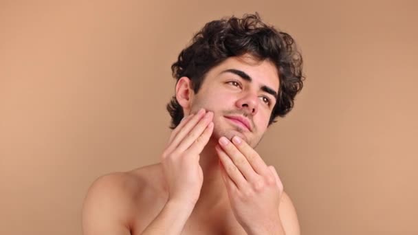 Jovem Caucasiano Com Barba Restolho Está Fazendo Uma Massagem Facial — Vídeo de Stock