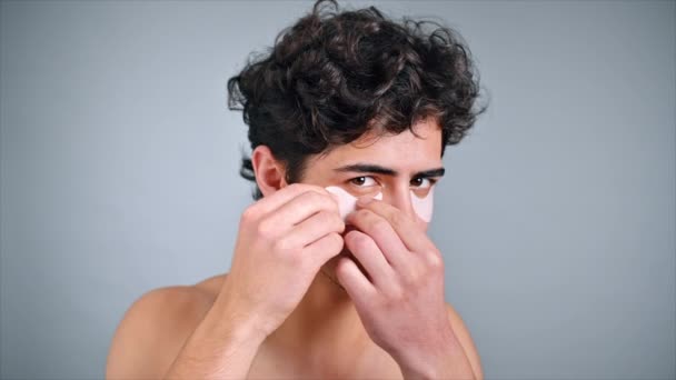 Giovane Uomo Caucasico Con Barba Stoppa Che Gli Mette Delle — Video Stock