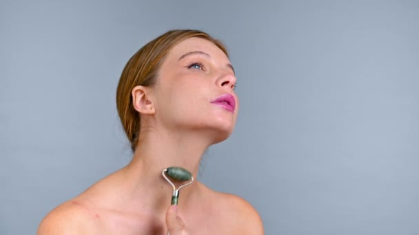 Una Giovane Donna Caucasica Sta Facendo Massaggio Facciale Cervicale Con — Video Stock