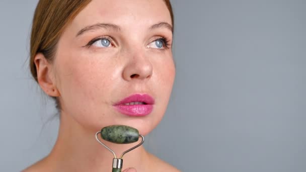 Une Jeune Femme Caucasienne Fait Massage Facial Aide Rouleau — Video