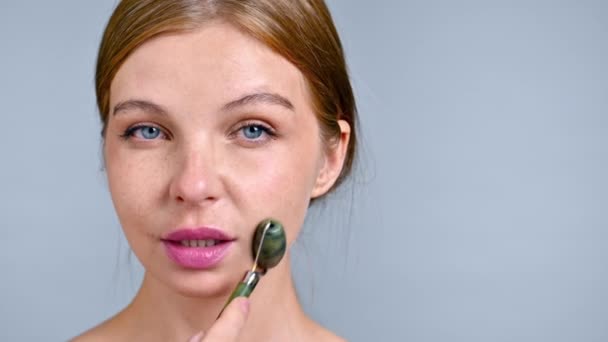 Une Jeune Femme Caucasienne Fait Massage Facial Aide Rouleau Regardant — Video
