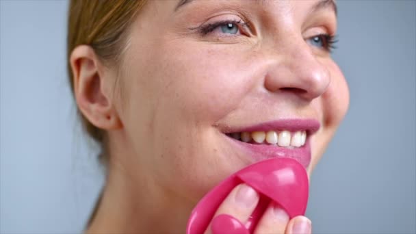 Genç Beyaz Gülümseyen Bir Kadın Yüz Temizleyici Kullanarak Yüz Masajı — Stok video