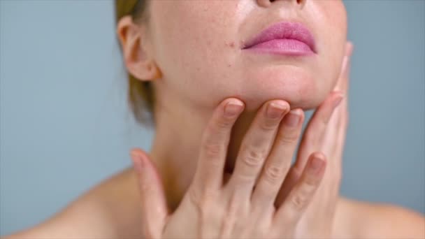 Mladá Běloška Hydratuje Obličej Pokožku Kosmetickým Olejem Při Masáži Obličeje — Stock video