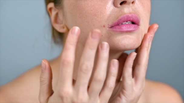 Seorang Wanita Muda Kaukasia Sedang Melembabkan Kulit Dengan Minyak Kosmetik — Stok Video