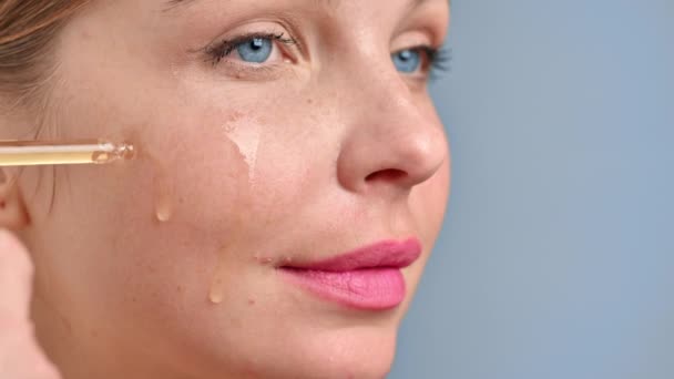 Молода Біла Жінка Наносить Зволожує Обличчя Шкіру Косметичною Олією — стокове відео