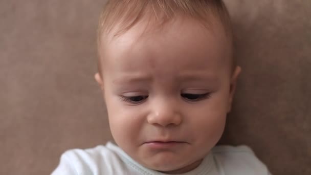 Маленький Ребенок Лежит Диване Начинает Плакать — стоковое видео