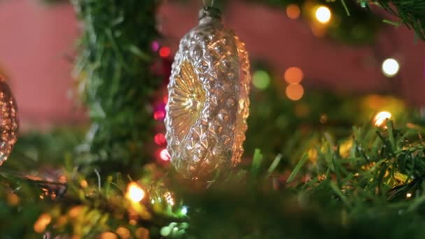Tutup Tampilan Mainan Tergantung Pohon Natal Buatan Dengan Pencahayaan — Stok Video