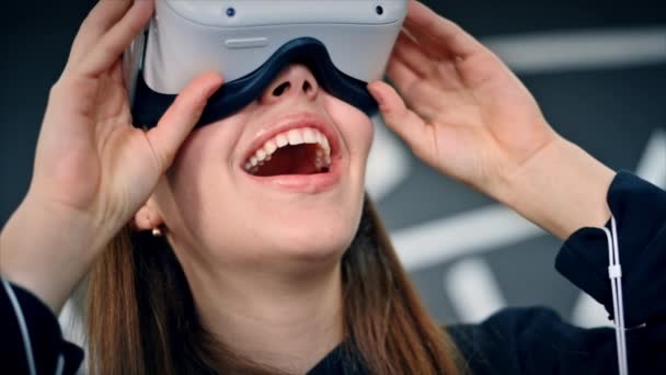 Μια Νεαρή Γυναίκα Γυαλιά Εικονικής Πραγματικότητας Ενθουσιάζεται Παίζοντας Παιχνίδια Εικονικής — Αρχείο Βίντεο