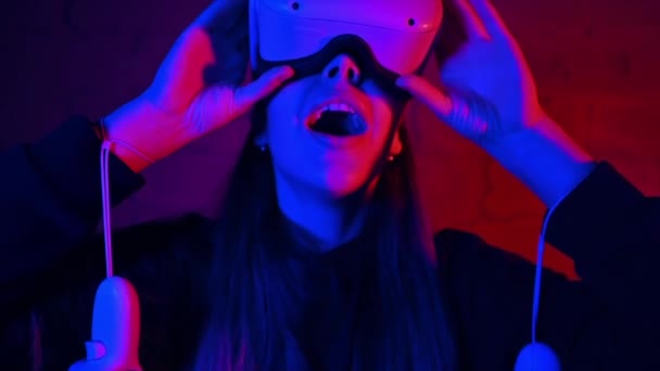 Femeie Tânără Este Încântată Timp Pune Ochelari Controlere Iluminare Roşie — Videoclip de stoc