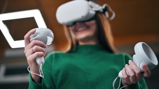 Una Joven Interesada Jugando Juegos Realidad Virtual Usando Gafas Controladores — Vídeos de Stock