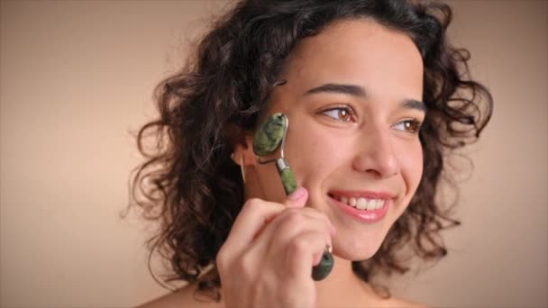 Eine Junge Kaukasische Lächelnde Frau Macht Eine Gesichtsmassage Mit Einer — Stockvideo