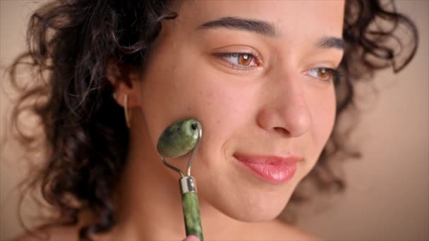 Una Joven Mujer Caucásica Sonriente Está Haciendo Masaje Facial Usando — Vídeo de stock