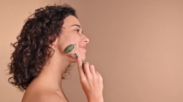Una Giovane Donna Caucasica Sorridente Sta Facendo Massaggio Facciale Usando — Video Stock