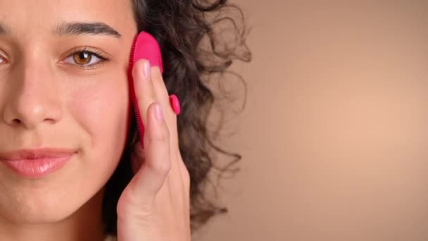 Une Jeune Femme Souriante Caucasienne Fait Massage Facial Aide Nettoyeur — Video
