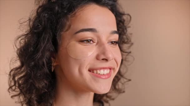 Mladá Běloška Usmívající Žena Skvrnami Pod Očima Zpomalený Pohyb — Stock video