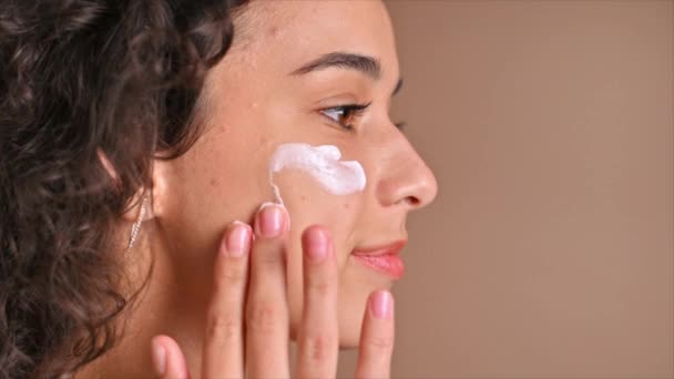 若い白人女性がフェイスマスクを作っている スローモーション — ストック動画